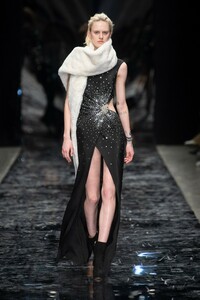 00004-azzaro-couture-et-ateliers-19.thumb.jpg.52a45d3a945d3791e12592a1cd29837d.jpg