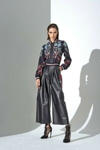 00005-Zuhair-Paris-Pre-Fall-19-credit-Emmanuel-Giraud.thumb.jpg.4b4f2d703f20a0b736d51c26dc75e2d8.jpg