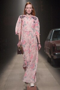 00005coach-shanghai-pre-fall-19-mitchell-sams.thumb.jpg.79873a0d87e67cabee650f5fe3a448e5.jpg