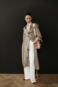 00007-burberry-london-pre-fall-19.thumb.jpg.00a97ee54e6d052deccafbc7abf67aaf.jpg