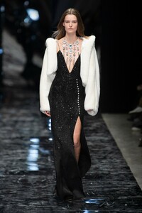 00008-azzaro-couture-et-ateliers-19.thumb.jpg.5b4d18115af62303b5a978825a2c98ac.jpg