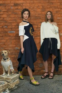 00018-monse-new-york-pre-fall-19-Mckenna-and-Cat-Louise.thumb.jpg.dd835d8f82569f24c3358b83839e92e2.jpg