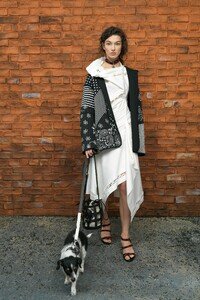 00025-monse-new-york-pre-fall-19-McKenna-Holden.thumb.jpg.7da8478cc32496a604fbe46e20a11f3f.jpg