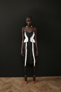 00036-burberry-london-pre-fall-19.thumb.jpg.85a762fd0c82037eeca3ca724fb679db.jpg