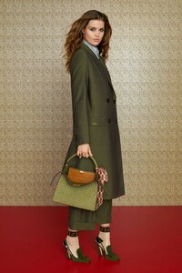 00037-fendi-milan-pre-fall-19.thumb.jpg.62b83aa7dab8274275a943353f3a0739.jpg