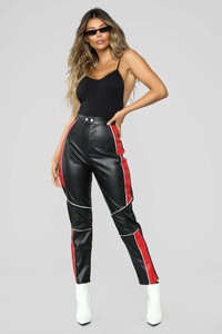 08-13-18_Studio_1_10-19-29_AT7374_Black_22332_NT.jpg