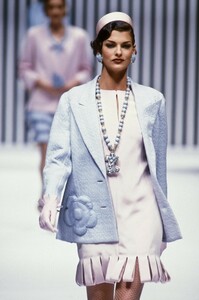 100773243_Valentino1992HauteCouture12.thumb.jpg.b8747ddee914a8f77c517b465d505828.jpg