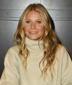 Gwyneth+Paltrow+Signs+Copies+New+Book+Clean+tJViLU2C76ox.jpg