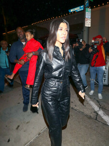 Kourtney+Kardashian+outside+Craig+Restaurant+c7AFHX2qDN-x.jpg