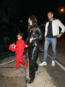 Kourtney+Kardashian+outside+Craig+Restaurant+-g3vhgC2rkHx.jpg