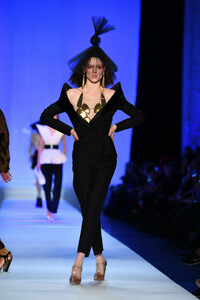 1108652830_CocoRochaJeanPaulGaultierRunwayParis68iYT4Zd-ODx.thumb.jpg.0ce4b959b6ca0b2900c67aeca1e80bc1.jpg