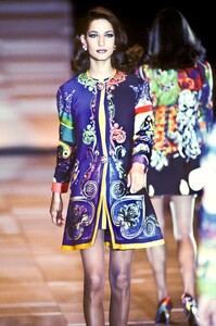 110982901_Versace1991WomenRTW192.thumb.jpg.ba40101bca73e4335cc384a080deaf04.jpg