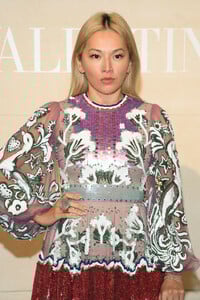 Tina+Leung+Valentino+Front+Row+Paris+Fashion+AyNQv6kyb9jx.jpg