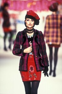 1113226039_EmanuelUngaro1994HauteCouture16.thumb.jpg.2de05fd3139333a09880f73b50a1b719.jpg