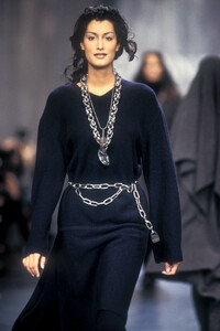 1121592253_Chanel1993WomenRTW40.thumb.jpg.e21af3655e82bba09c71109f10109d1c.jpg