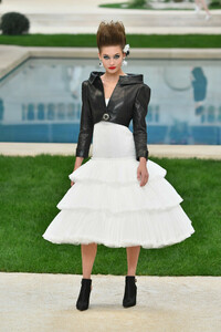 1121670909_ChanelRunwayParisFashionWeekHauteCouture0A92EPt-2Ucx.thumb.jpg.058740010bb018bf8f9d34010e7f7826.jpg