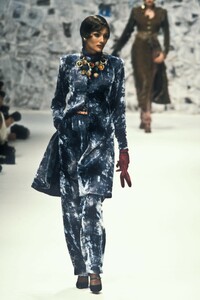 1142591859_EmanuelUngaro1995HauteCouture19.thumb.jpg.e4298c2b19a784a43126fff93e326dce.jpg