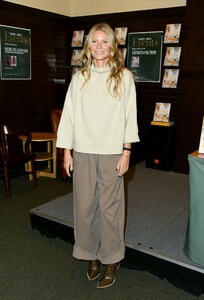 Gwyneth+Paltrow+Signs+Copies+New+Book+Clean+7HEaQq_Rb7jx.jpg