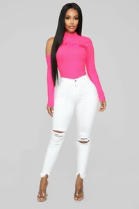 12-14-18_Studio_2_DV_11-37-05_TWJ92203_NeonPink_CC0534_AJ_AG.jpg
