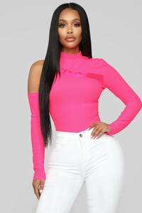 12-14-18_Studio_2_DV_11-37-09_TWJ92203_NeonPink_CC0537_AJ_AG.jpg
