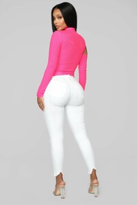 12-14-18_Studio_2_DV_11-38-11_TWJ92203_NeonPink_CC0542_AJ_AG.jpg