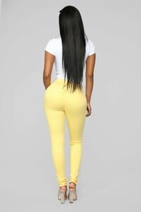 12-18-18_Studio_2_OD_11-59-21_CJ21038G35_Yellow0469_NT.jpg