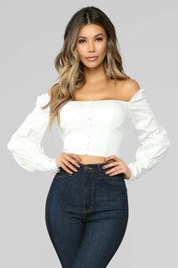 12-18-18_studio_3_dv_10-24-55_it1277d_white_0553_crop_aj.jpg