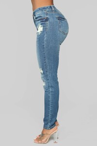 12-19-18_Studio_2_DV_15-23-23_D551027_MediumBlueWash0772_AG.jpg