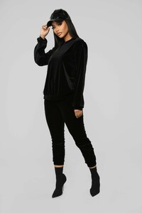 12-24-18_Studio_1_AB_10-33-44_ST1376_Black_S_0363_AJ.jpg