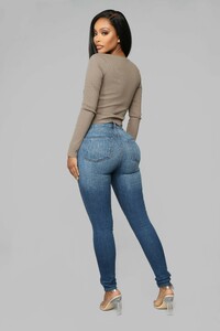 12-24-18_Studio_2_AB_12-27-27_T16655_Taupe0431_AJ.jpg