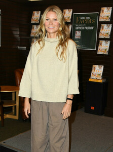 Gwyneth+Paltrow+Signs+Copies+New+Book+Clean+fG7Z7IQ7eJ_x.jpg
