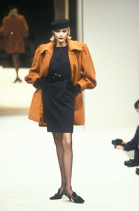 1210150038_Givenchy1995HauteCouture9.thumb.jpg.ace27aff106d112b724a3b635519bc1c.jpg