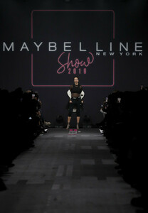 1212791673_AdrianaLimaMaybellineNewYorkShowBerlinMb5AAiHIe_dx.thumb.jpg.36bbd957c5fa8aaeda1808e9b359f248.jpg