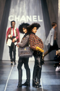 1213072290_Chanel1993WomenRTW31.thumb.jpg.74d2e38ee694891a5464ff4333d3983d.jpg