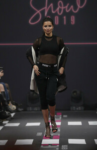 1229300870_AdrianaLimaMaybellineNewYorkShowBerlinT17UX6qke7vx.thumb.jpg.047778f7c1c7db1fc2dc0468f9a1176c.jpg