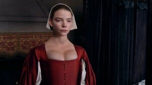 124017236_AnyaTaylor-JoyHayleySquiresSandraHuggett-TheMiniaturist-S01E02_4.thumb.jpg.fe5469db851e239c5e18aac71a15131b.jpg