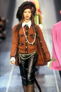 1250220016_Chanel1993WomenRTW12.thumb.jpg.155f0516d5b32b9a44b340b8e3833e15.jpg