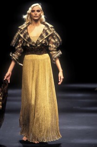 1256728902_ChristianDior1994HauteCouture167.thumb.jpg.32f48a70e64f6381d5e43dce636f32fb.jpg