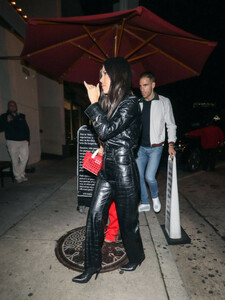 Kourtney+Kardashian+outside+Craig+Restaurant+B3yYZQ2MHJax.jpg
