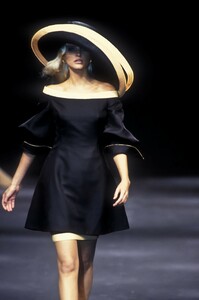 1275719117_ChristianDior1994HauteCouture85.thumb.jpg.f70abaccdd64169b214cc084280ce8ce.jpg