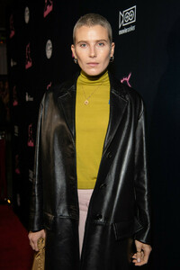 Dree+Hemingway+Premiere+Orchard+Unicorn+Red+P-u1mkie5HYx.jpg
