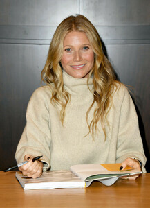 Gwyneth+Paltrow+Signs+Copies+New+Book+Clean+hppHsms_pwEx.jpg