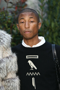 Pharrell+Williams+Chanel+Photocall+Paris+Fashion+R9-IAtX8a2jx.jpg