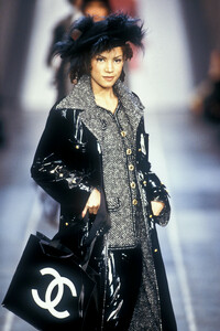 1326229685_Chanel1993WomenRTW30.thumb.jpg.1e2f6912529ad39b0c33740769662e7c.jpg