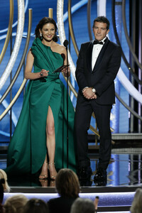 Catherine+Zeta+Jones+76th+Annual+Golden+Globe+XwBXkuXYOQGx.jpg