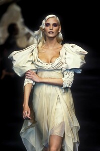 1368600655_ChristianDior1994HauteCouture199.thumb.jpg.b64c1098ef237608445083397df3a30a.jpg