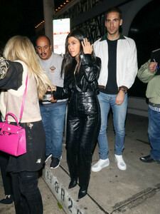 Kourtney+Kardashian+outside+Craig+Restaurant+x_ZT_-0QsJ8x.jpg