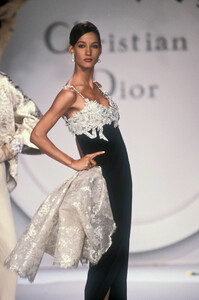 1422064371_ChristianDior1990HauteCouture110.thumb.jpg.c7aadc96a7c698f5c98fdfb325c52fe1.jpg