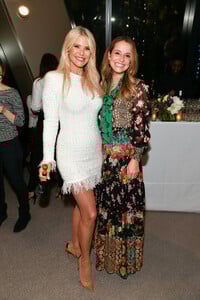 Christie+Brinkley+Cocktails+Conversation+Stars+5tpOtL0mSIBx.jpg