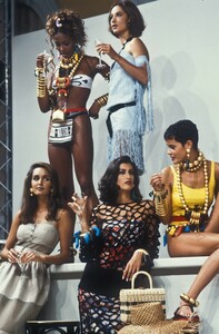 1462719023_Fendi1992WomenRTW19.thumb.jpg.a2c68e8a145d7ead8c5ba2314ec3bf65.jpg